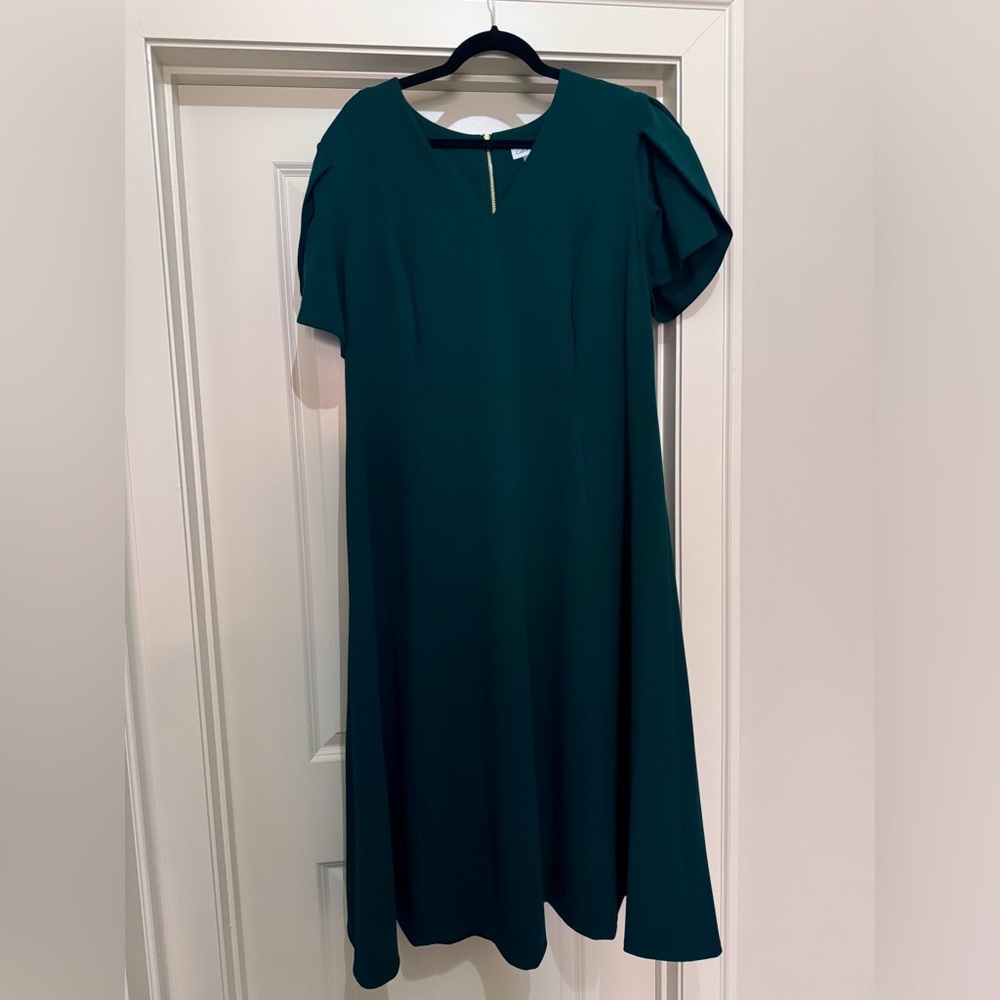 Green Calvin Klein dress with peplum cap sleeve detail. Beautiful gold zipper